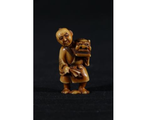 Ivory netsuke of a man with an articulated head, holding a dragon mask, 42mm, 48cm, unsigned Meiji/Taisho 