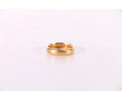 18ct yellow gold plain wedding band ring, size O/P, 5.7g gross 