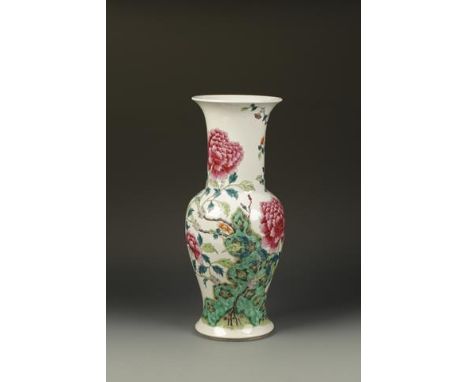 A LARGE CHINESE FAMILLE ROSE YEN-YEN VASE decorated with chrysanthemums amongst rocks, Kangxi mark, late Qing, 18" (45.7cm) h