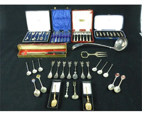 Mappin & Webb EPNS set of four corn on the cob holders, together with  cased sets of EPNS cake forks and coffee spoons, a fid