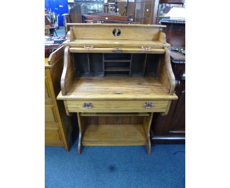 AN ARTS AND CRAFTS STYLE LIGHT OAK ROLL TOP WRITING DESK, with one long drawer and shelves below, approximate size width 76cm