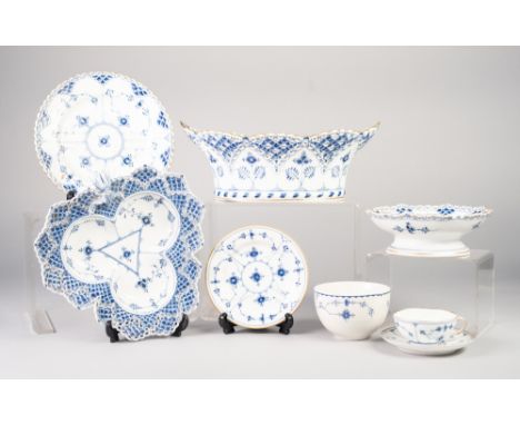 FIFTEEN PIECES OF ROYAL COPENHAGEN BLUE AND WHITE ONION PATTERN PORCELAIN DINNER WARES with gilt lined pierced borders, compr