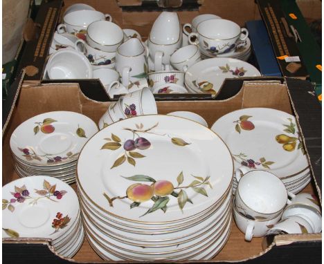 A Royal Worcester Evesham pattern part dinner serviceAll are dirty and worn.Ten dinner plates – dia.25.5cm, one with chip to 