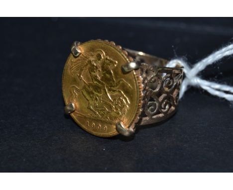 An Edwardian half sovereign type signet ring, 1909, 9.5g
