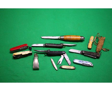 A COLLECTION OF 10 POCKET KNIVES TO INCLUDE 1 XL GEORGE WOSTENHOLM SHEFFIELD, JOH ENGSTROM ESKILSTUNA SWEDEN JE 18 74 POCKET 