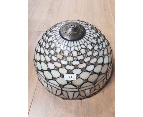 A NICE TIFFANY STYLE LAMP SHADE