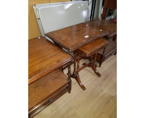 A PAIR OF WALNUT LAMP TABLES WITH SINGLE DRAWERS AND A NEST OF 2 WALNUT TABLES