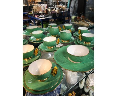 AYNSLEY 5 PLACE SETTING OF CUPS SAUCERS &amp; PLATES PLUS CREAMER SUGAR BOWL &amp; CAKE PLATE PLUS ONE SPARE SAUCER GREEN WIT