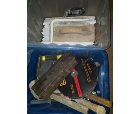 A BOX OF ASSORTED TOOLS INC PLASTERING TROUL ETC