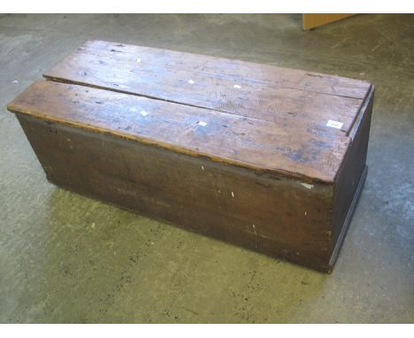 Vintage pine trunk. (B.P. 24% incl. VAT)Condition: Dimensions: 108x48x40cmPoor condition. The top is broken in two places. Re