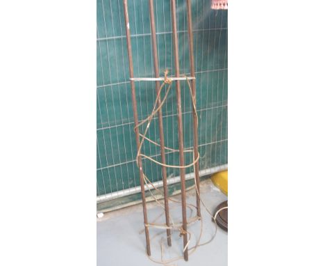 Vintage wooden clothes rack with rope.(B.P. 24% incl. VAT) 