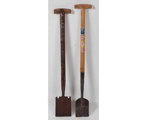 * A Griffin Trappers spade, having a riveted steel shaft and T handle, 89cm, together with a Skelton Weldless bark spade with