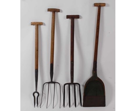 * An early 20th century "roughing" iron / weeding tool, 94cm, together with a manure fork, 109cm, a potato fork, 102cm and a 