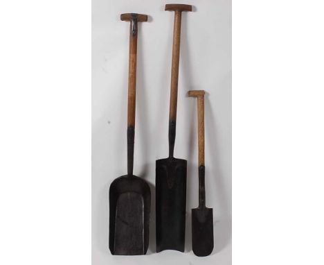 * A railway fireman's shovel, the shaft stamped English Tools Ltd, Wigan &amp; Leeds Bulldog, Made in England, 121cm, togethe
