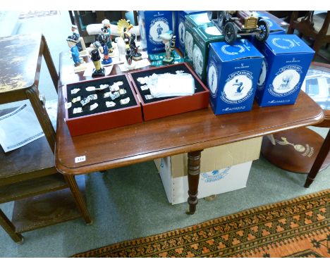 Late Victorian Mahogany gate leg table on turned supports and brass casters 