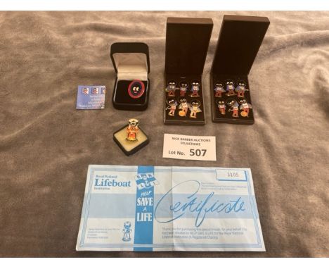 Collectables : Robertsons Golly Badges - special editions - 4 items 6 badge 1940 & 1940s set, children in need 2001, silver R
