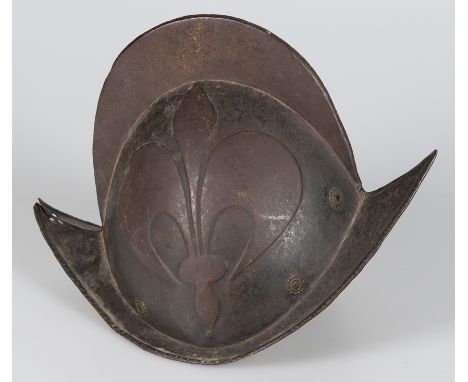Morrion in wrought iron. 16th century.It shows an engraved fleur-de-lis.23 x 33 x 23.5 cm.This lot comes from the Miguel Igle