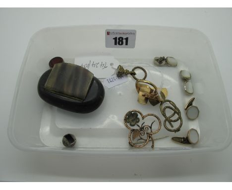 A 9ct Gold Gent's Signet Ring, with an oval engine turned panel (finger size R), (4.9 grams), a pair of 9ct gold cufflinks, t