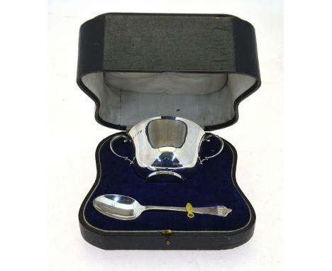 A cased silver two-handled Christening bowl in the form of a porringer, to/w the matching dog-nose spoon, Elkington & Co, Bir