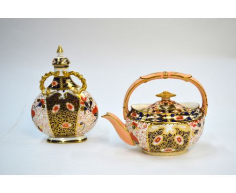 Two pieces of Davenport Imari, comprising: a pilgrim bottle vase with domed cover and knop finial, 21 cm high; and a teapot w