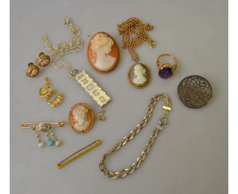 A collection of vintage jewellery items including two shell cameo brooches in 9ct settings, 1oz Jubilee ingot on silver chain