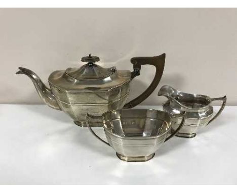 A silver three piece tea service, Cooper Brothers & Sons Ltd, Sheffield 1932, 36.6oz