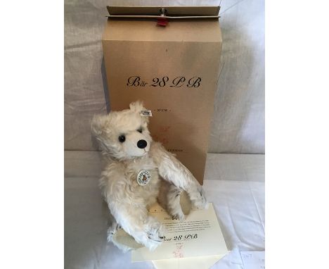 Steiff club edition 2002, Bear 28 (420290), with porcelain pendant, certificate, boxed as new.
