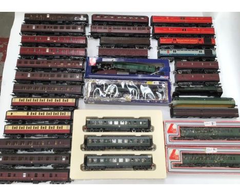 Hornby R.369 BR class DMU 3 car set, plus quantity of coaches including Royal Mail, along with various parts.&nbsp;