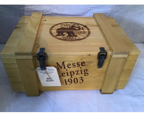 Steiff club Bear 2003 (Teddy Bear 420351). With certificate and wooden crate, boxed as new.