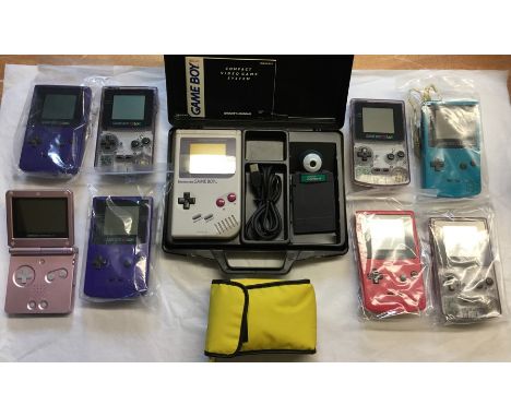 Nintendo: A collection of assorted Nintendo Gameboy Console all in working condition, with Advance consoles, including boxed 