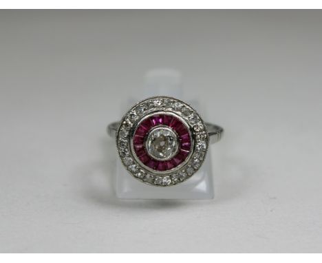 Damenring, Diamantring, Weißgold, Art Deco, halo Ring, Anfang 20. Jh., zentraler Diamant ca. 0,65 ct., eingefasst von 25 Bril