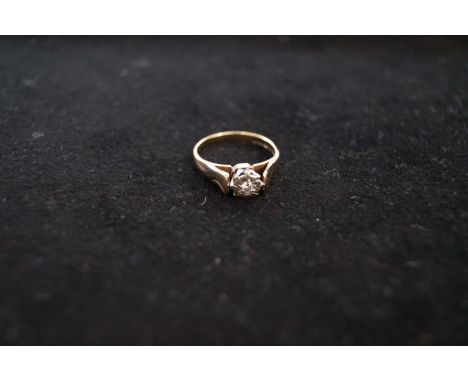 9 ct gold ring with central small diamond size- K