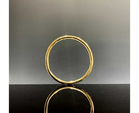An 18ct gold plain tubular hinged bangle 11.3gm Dia 58mm