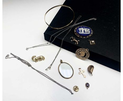 A 14ct gold pendant 2.5gm, three 9ct gold pendants and a 9ct gold bangle 10gm, a 9ct gold mounted jasper cameo etc.