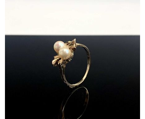 A 9ct gold ring set two pearls