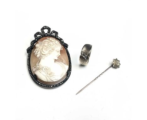 A contemporary 9ct gold ring, a gold stick pin and a cameo brooch.