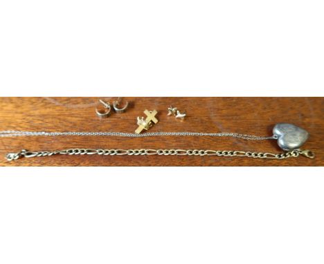 An Italian 9k gold bracelet, weight 3.2g, together with two pairs of earrings, a 9ct brooch and a heart locket on a chain