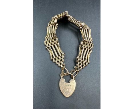 A 9ct gold bracelet, hollow gate bracelet (Total Weight 20.5g)