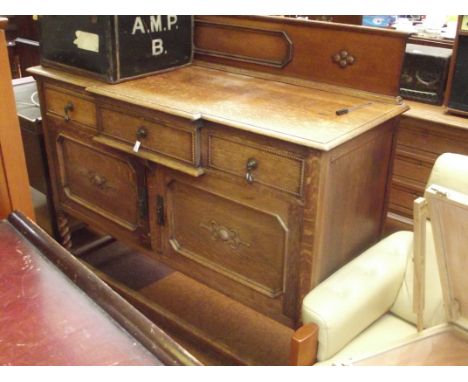 Good quality sideboard, finished in light oak. 