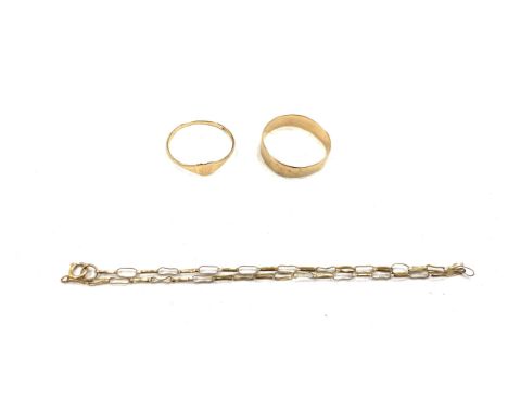 9ct gold wedding band and a 9ct gold signet ring and bracelet, total weight 4g 