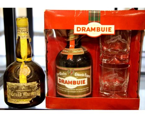 Presentation bottle of Drambuie with glasses and a vintage bottle of Grand Marnier. P&amp;P Group 3 (£25+VAT for the first lo