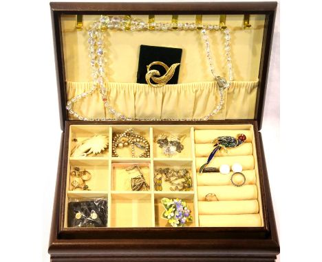 Jewellery box with contents including small quantity of silver and gold. P&amp;P Group 2 (£18+VAT for the first lot and £3+VA