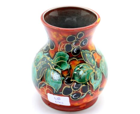 Anita Harris vase in the Blackberries pattern, H: 10 cm. P&P Group 1 (£14+VAT for the first lot and £1+VAT for subsequent lot