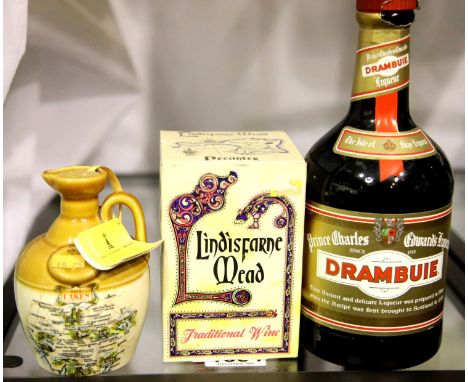 70cl bottle of Drambuie and a bottle of Lindisfarne Mead, boxed. P&amp;P Group 2 (£18+VAT for the first lot and £3+VAT for su