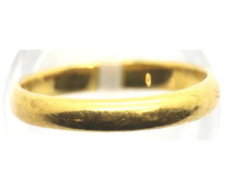 22ct gold wedding band, size K, 2.9g. P&amp;P Group 1 (£14+VAT for the first lot and £1+VAT for subsequent lots) 