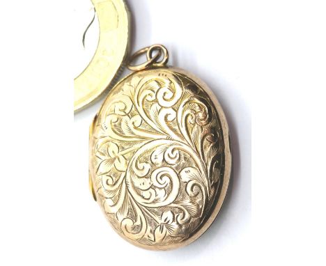 Antique 1909 9ct gold locket, hallmarked Chester 2.1g, L: 2.5 cm. P&amp;P Group 1 (£14+VAT for the first lot and £1+VAT for s