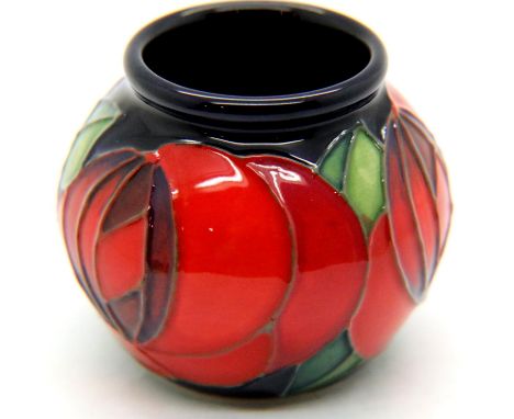 Moorcroft vase in the Red Rose pattern, H: 5 cm. P&P Group 1 (£14+VAT for the first lot and £1+VAT for subsequent lots)Condit