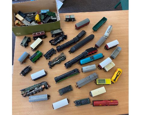 Large selection of loose carriages includes Hornby, Lima, Tri-ang etc 