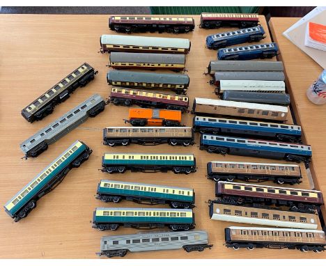 Large selection of loose carriages includes Hornby, Lima, Tri-ang etc 