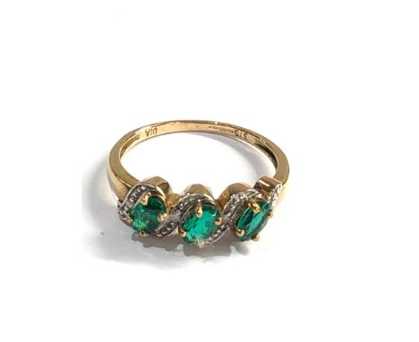 9ct gold  diamond and green stone ring weight 1.9g 